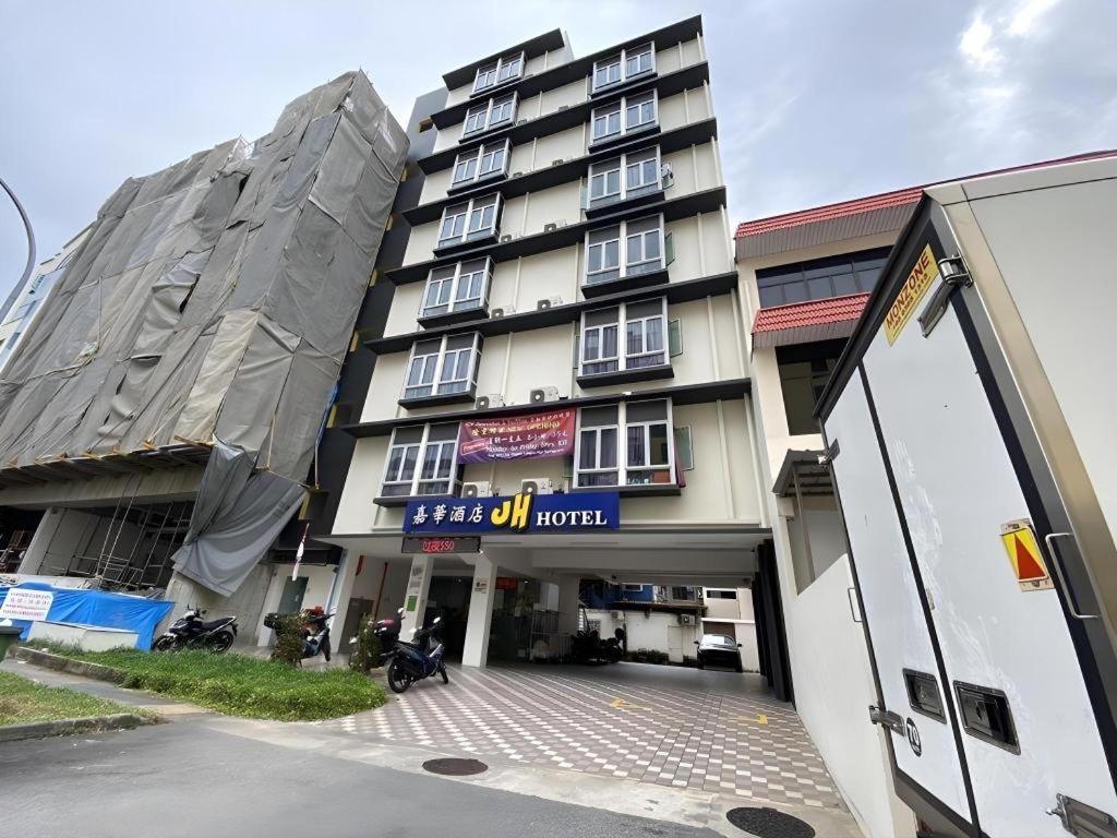 Hotel Jh *
